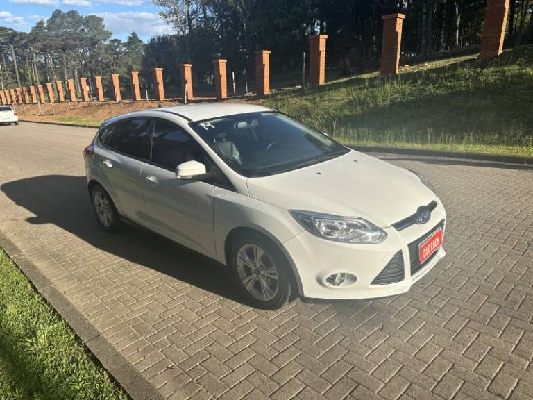 FORD - FOCUS - 2014/2014 - Branca - R$ 52.900,00