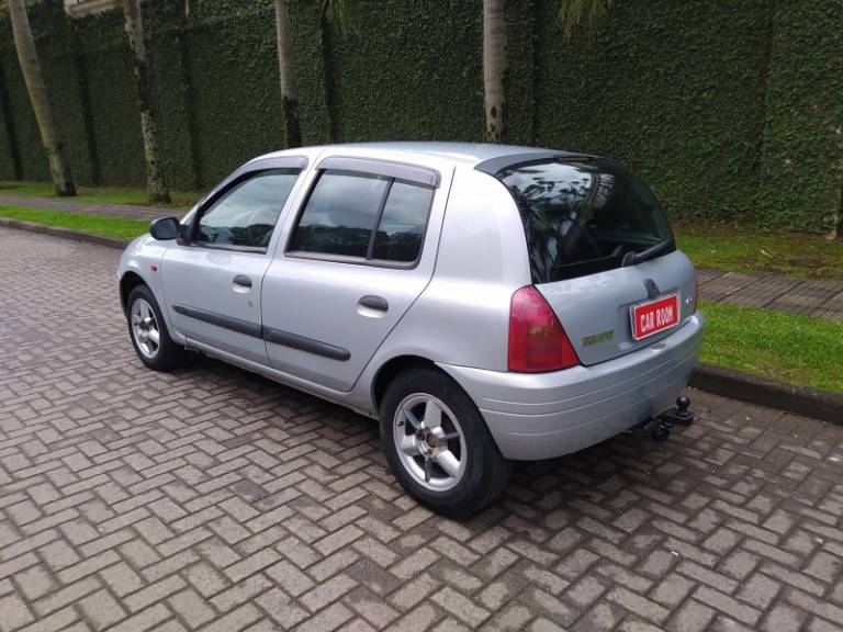 RENAULT - CLIO - 2000/2001 - Prata - R$ 14.900,00