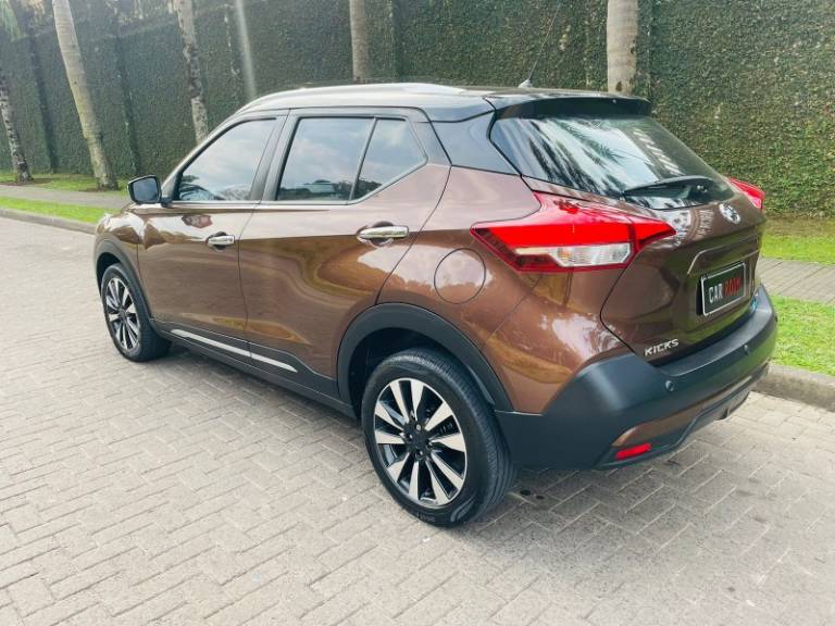 NISSAN - KICKS - 2017/2018 - Marrom - R$ 88.900,00