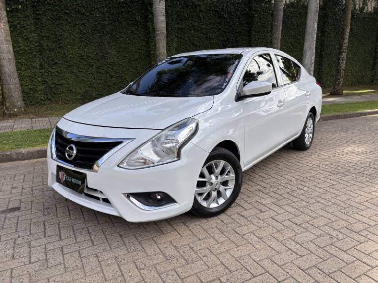 NISSAN - VERSA - 2015/2016 - Branca - R$ 46.900,00