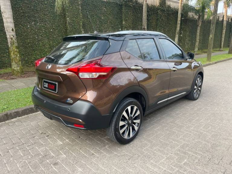 NISSAN - KICKS - 2017/2018 - Marrom - R$ 88.900,00