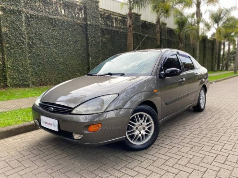 FORD - FOCUS - 2001/2001 - Bege - R$ 17.900,00