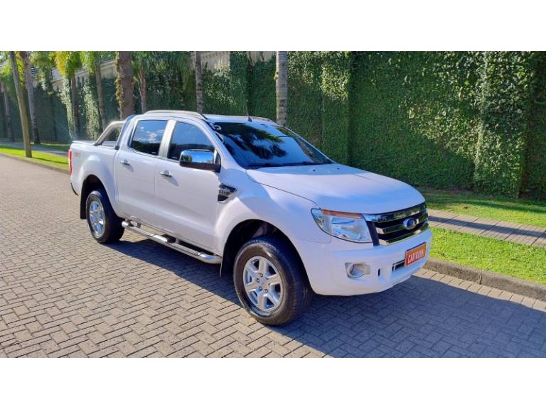 FORD - RANGER - 2015/2015 - Branca - R$ 118.900,00