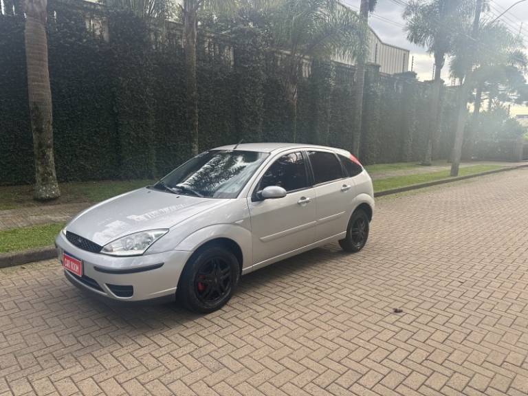 FORD - FOCUS - 2006/2007 - Prata - R$ 26.900,00