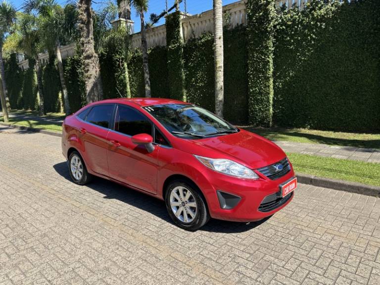 FORD - FIESTA - 2010/2011 - Vermelha - R$ 37.900,00