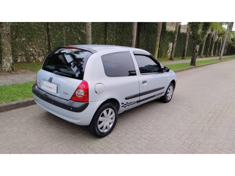 RENAULT - CLIO - 2004/2004 - Prata - R$ 17.900,00