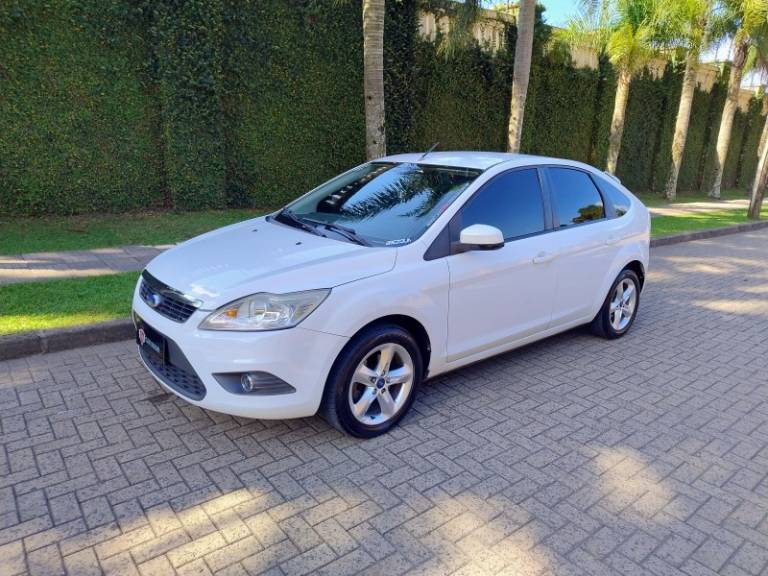 FORD - FOCUS - 2010/2011 - Branca - R$ 42.900,00