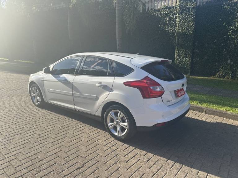 FORD - FOCUS - 2014/2014 - Branca - R$ 52.900,00