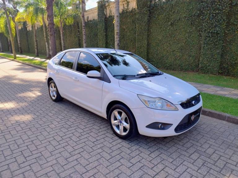 FORD - FOCUS - 2010/2011 - Branca - R$ 42.900,00