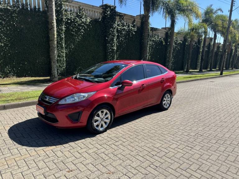 FORD - FIESTA - 2010/2011 - Vermelha - R$ 37.900,00