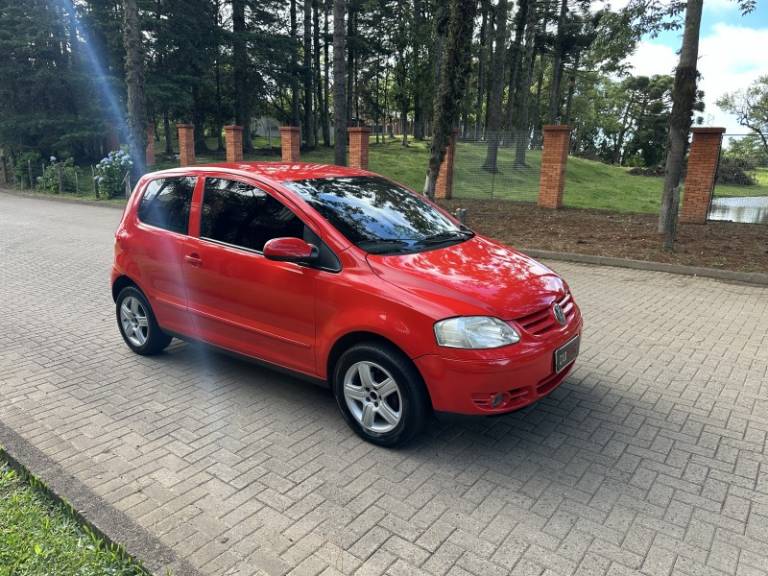 VOLKSWAGEN - FOX - 2003/2004 - Vermelha - R$ 19.900,00