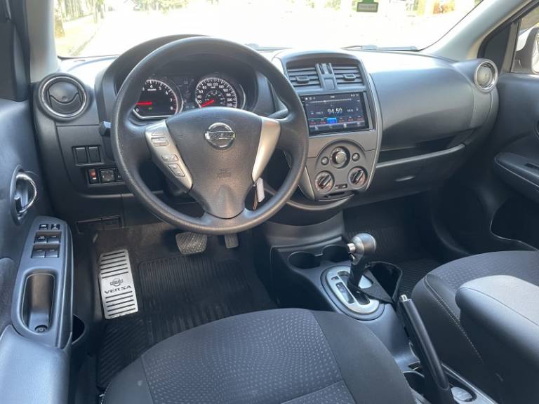 NISSAN - VERSA - 2017/2017 - Branca - R$ 56.900,00