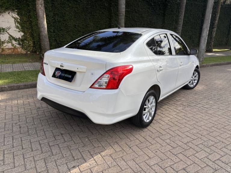 NISSAN - VERSA - 2015/2016 - Branca - R$ 46.900,00