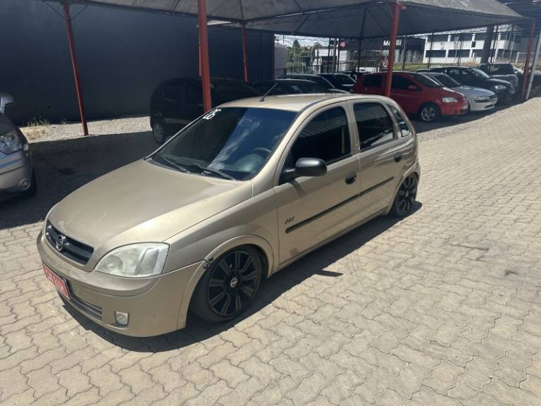 CHEVROLET - CORSA - 2005/2006 - Bege - R$ 19.900,00