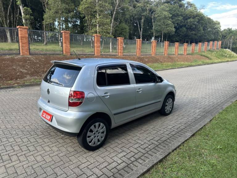 VOLKSWAGEN - FOX - 2009/2010 - Prata - R$ 26.900,00