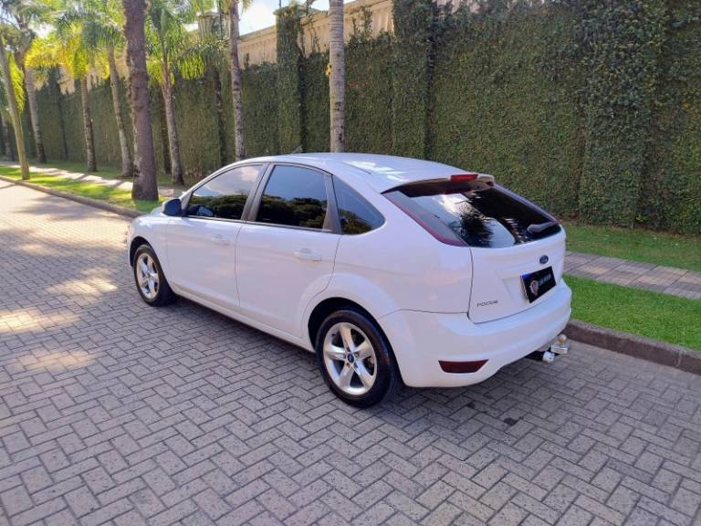 FORD - FOCUS - 2010/2011 - Branca - R$ 42.900,00