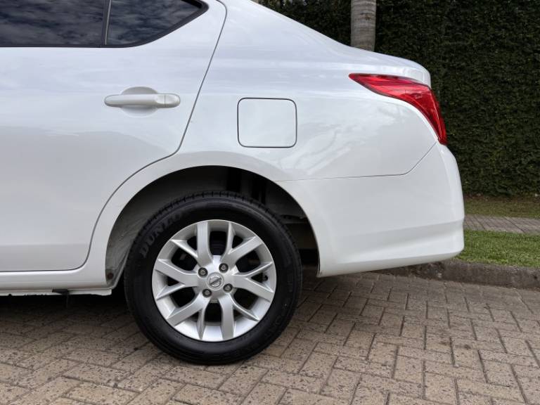 NISSAN - VERSA - 2015/2016 - Branca - R$ 46.900,00