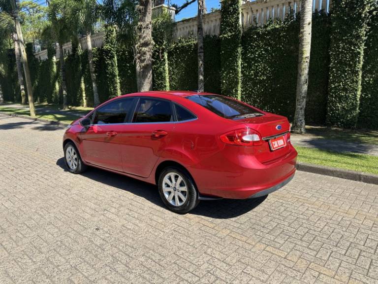 FORD - FIESTA - 2010/2011 - Vermelha - R$ 37.900,00